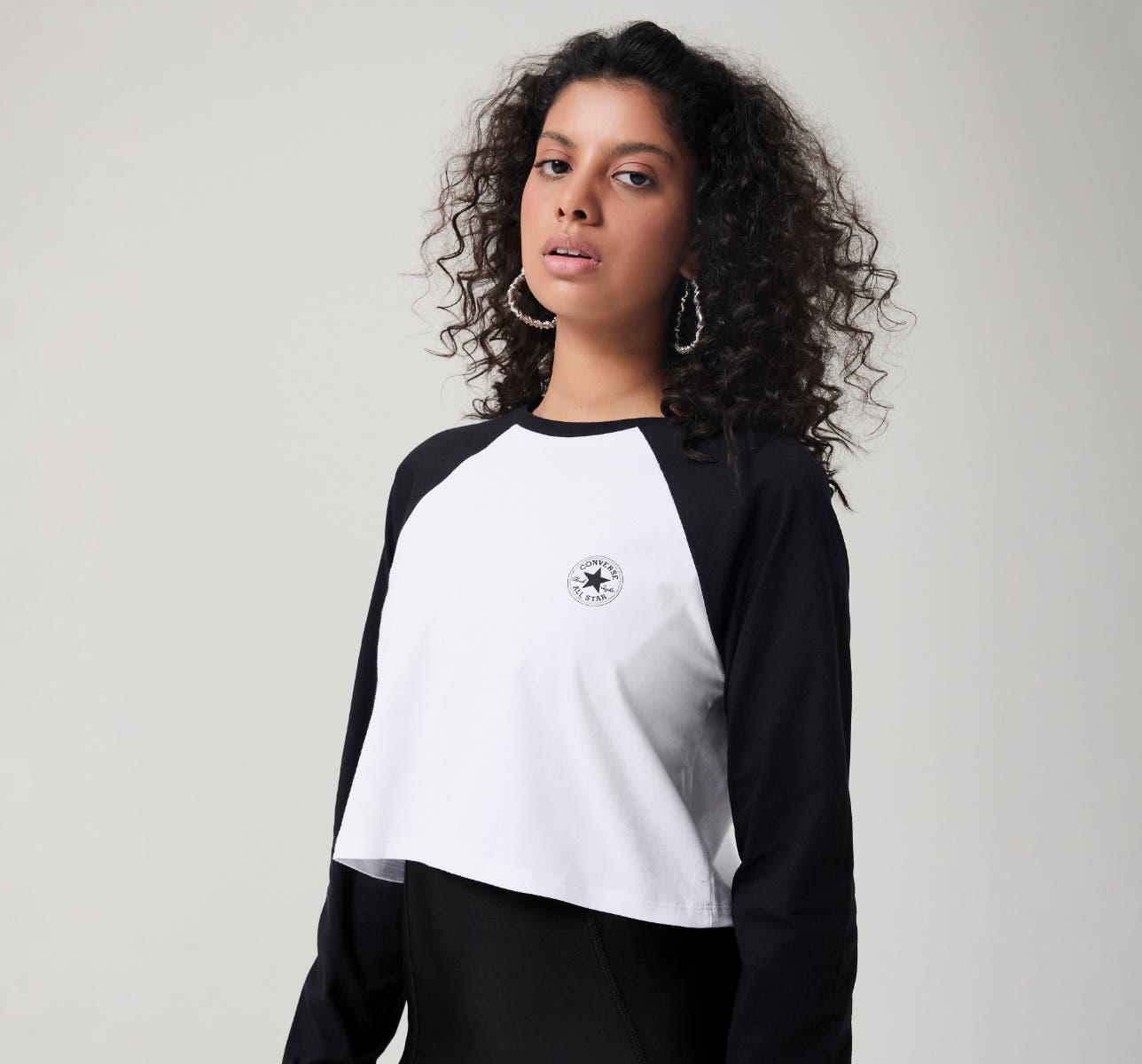 Raglan Manga Longa Patch Logo Branco